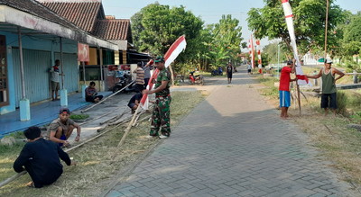 Babinsa Sendangrejo Ajak Masyarakat Pasang Bendera Merah Putih