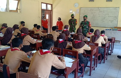 Babinsa Karangjati Berikan Wasbang dan Pedoman kepada Siswa SMP