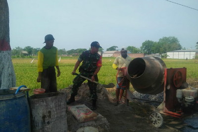 Babinsa Kranggan bersama Warga Bangun Saluran Irigasi