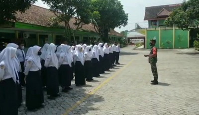 Babinsa Koramil Padas Tanamkan Jiwa Kedisplinan Murid SMPN 1 Padas