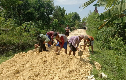 Serda Andik bersama Warga Gotong-royong Perbaiki Jalan