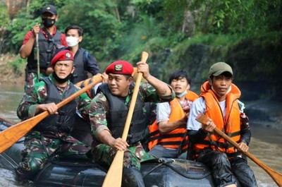 Batalyon 31 Ikuti Lomba Pembersihan Sungai dalam Festival Ciliwung Kopassus 2022