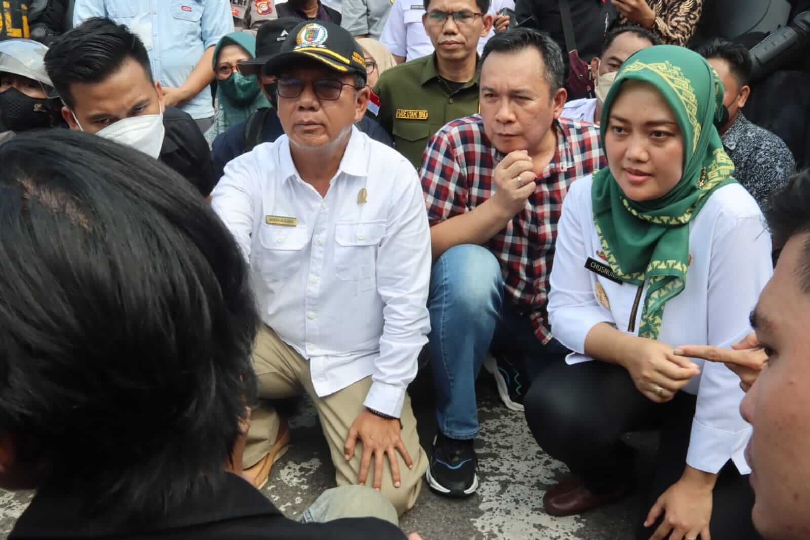 Wakil Gubernur Lampung Bersama Ketua DPRD Provinsi Lampung Temui Massa Demonstran