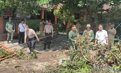 Pasca Bencana Angin Puting Beliung, Babinsa Munggut bersama Warga Laksanakan Kerja Bakti