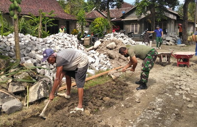 Hidupkan Budaya Gotong Royong, Babinsa Pitu Dorong Semangat Warga