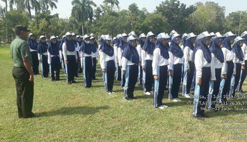 Babinsa Koramil Ngawi Kota Latih PBB Siswa-Siswi SMKN 1 Ngawi