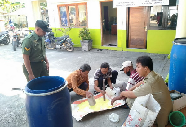 Babinsa Karangjati Dampingi Petugas Penyuluhan Lapangan Cara Buat Pupuk Organik