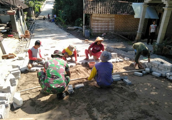 Babinsa Koramil Kendal Bantu Warga Pasang Paving