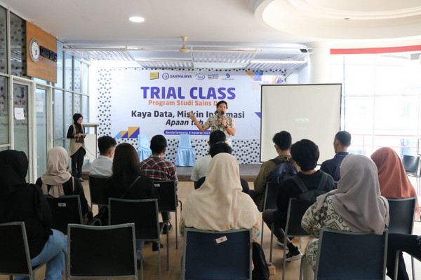 Prodi Sains Data Darmajaya Gelar Trial Class ”Kaya Data Miskin Informasi Apaan tuh..!