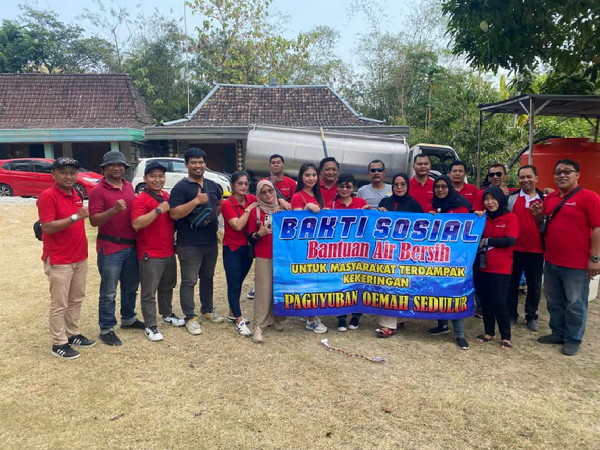 Paguyuban Oemah Sedulur Bantu Dropping Air Bersih untuk Warga Desa Glagah di Sragen