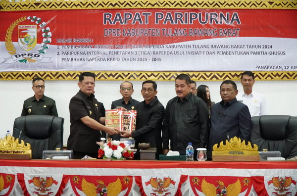 M. Firsada Ajukan Raperda APBD 2023 dan RPJPD 2025-2045 di Hadapan DPRD Tubaba