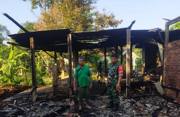 Babinsa dan Bhabinkamtibmas Desa Jeli Bersama Warga Padamkan Kebakaran Rumah Warga Binaan