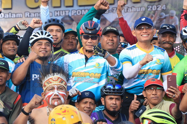 Semarakkan HUT POMAD, Pangdivif 2 Kostrad Ikuti Gowes