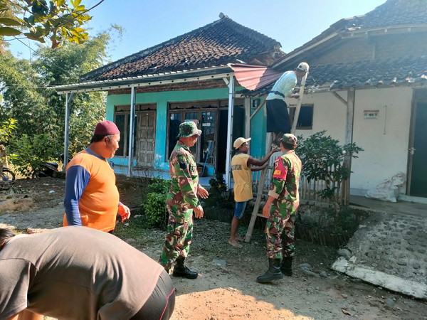 Babinsa Desa Segulung Bersama Masyarakat Renovasi Rumah Warga