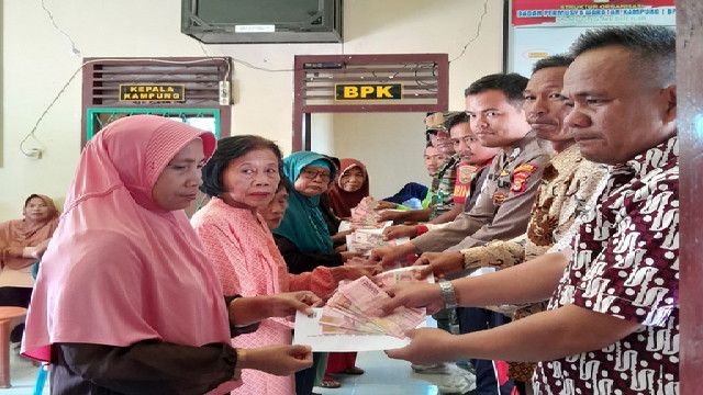 Pemerintah Kampung Mesir Ilir Bagikan BLT DD Tahap 3