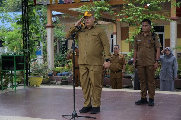 Pelaksana Harian Sekretaris Daerah Kabupaten Asahan Jadi Pembina Apel Di UPTD SMP Negeri I Kisaran