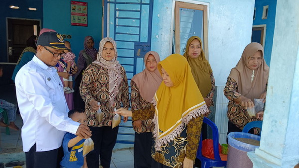 Kepala Kampung Gunung Baru Berikan Makanan Tambahan untuk Balita dan Ibu Hamil