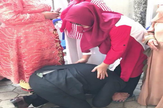 Jauhari Subing Sujud Haru di Kaki Ibu Usai Pelantikan DPRD