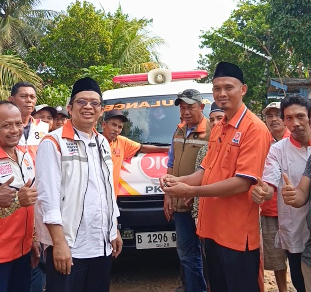 Yusnadi Serahkan Ambulans untuk Warga Lampung Timur