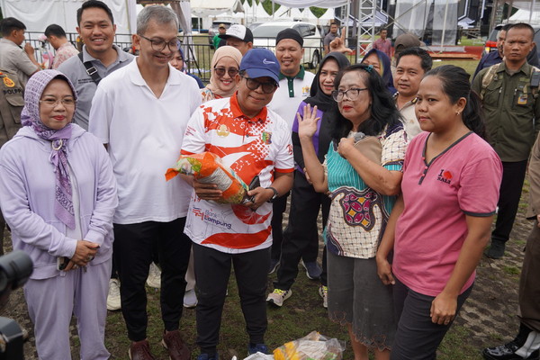 Upaya Pengendalian Inflasi Pj Gubernur Lampung Tinjau Pasar Murah