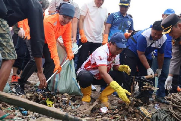 Pj Gubernur Lampung Buka Kegiatan Coastal Clean Up 2024