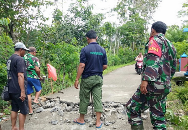 Bersama Warga, Sertu Miswan Kerja Bakti Ratakan Jalan Yang Amblas