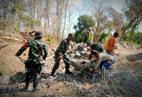 HUT ke-79 TNI, Hubungkan 2 Desa yang Terpisah Puluhan Tahun