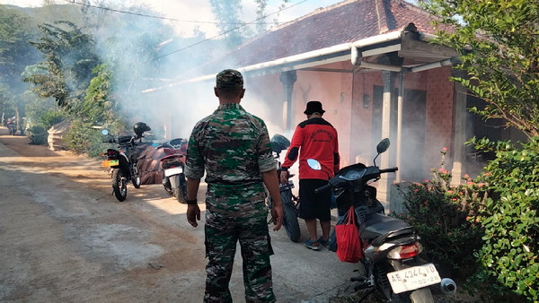 Babinsa Kodim 0802/Ponorogo Dampingi Fogging Lingkungan Sehat