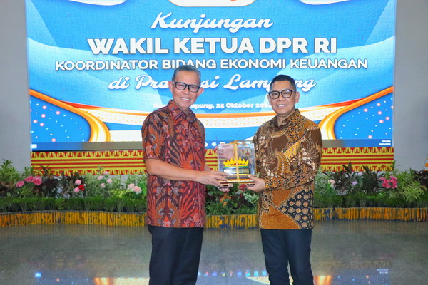 Sekdaprov Lampung dan Wakil Ketua DPR RI Bahas Ekonomi