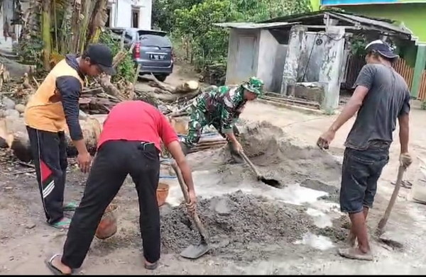 Babinsa Aktif Gotong Royong Bangun Mushola di Bulakrejo