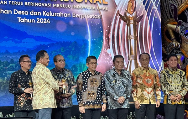 Pj Gubernur Lampung Terima Penghargaan Upakarya Wanua Nugraha 2024