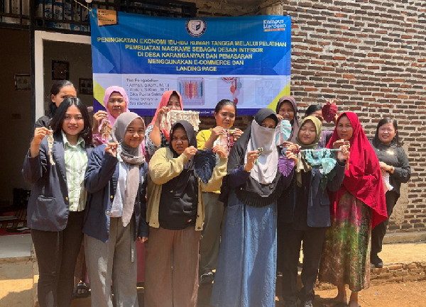 Ibu Rumah Tangga Karanganyar Sukses Berkat Pelatihan Macrame