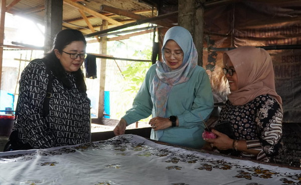 Ketua Persit KCK Koorcab Rem 081 Pelajari Batik Khas Trenggalek