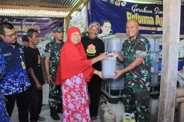 Kodim 0806/Trenggalek Dorong Pertanian Organik dengan Pupuk Cair