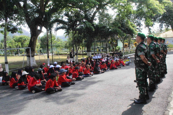 Kodim 0806/Trenggalek Tanamkan Semangat Kebangsaan Lewat Outing Class