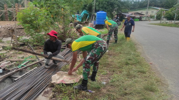 Satgas Pamtas Yonarmed 11 Kostrad Bantu Pembuatan Rumah di Perbatasan